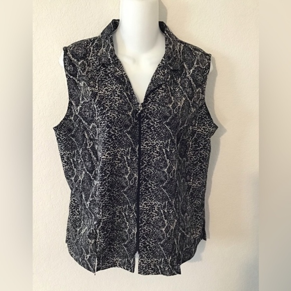 Women sleeveless shirt